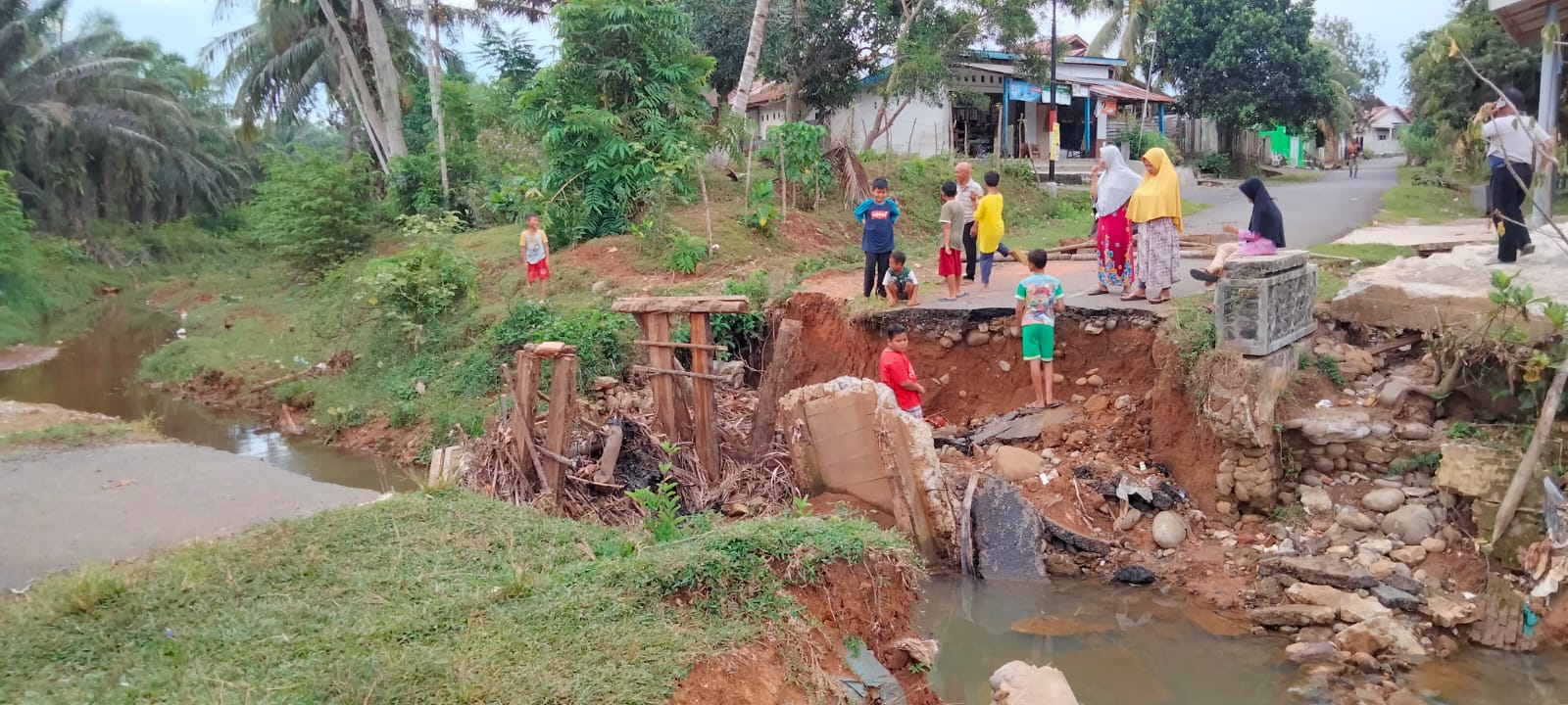 Tergerus, Jembatan Penghubung 3 RT Putus 