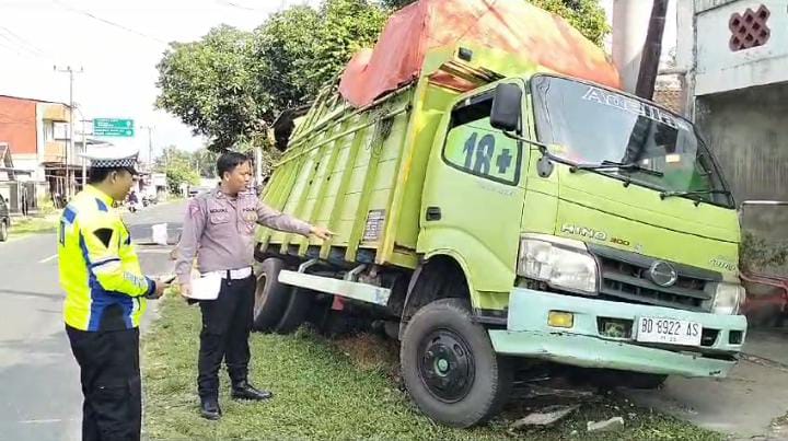 Truk Seruduk Truk di Pinggir Ruas Jalan Nasional Kaur, Begini Kondisi Dua Sopir