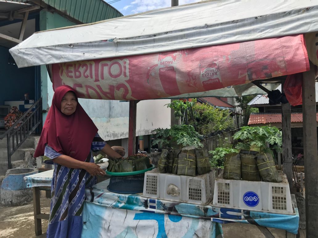 Kisah Ibu Gadis, Lestarikan Kuliner Khas Bengkulu Pendap dan Kue Bongkol