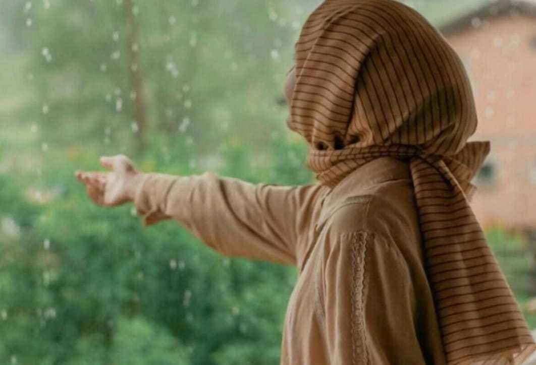 5 Tips Menghilangkan Bau Apek pada Jilbab Setelah Kehujanan