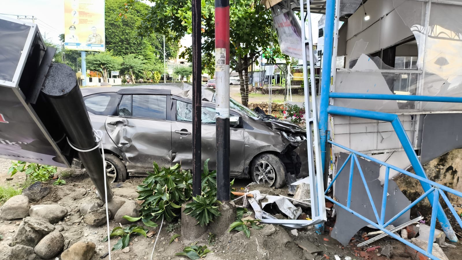 Calya Tabrak Toko Baju di Tanah Patah, Pengemudi Mobil Langsung Kabur