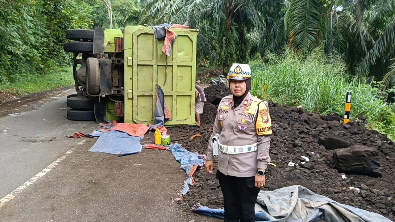 Diduga Rem Blong, Truk Pengangkut Batu Baru Terguling di Liku Sembilan 