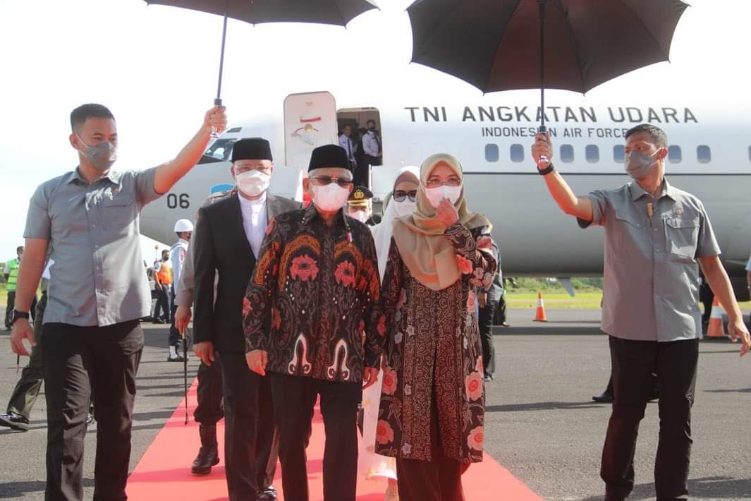 Tiba di Bengkulu, KH. Ma'ruf Amin dan Istri Gunakan Batik Bermotif Bunga Ikonik Bengkulu