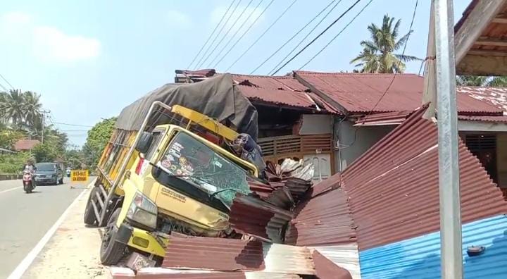 Elak Mobil Box, Truk Angkut Pestisida Tabrak Rumah Warga di Kaur