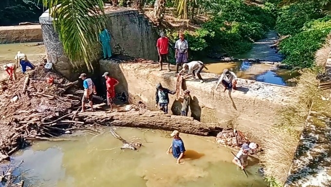Warga Tiga Kelurahan Gotong Royong Perbaiki Bendungan Air Ngalam