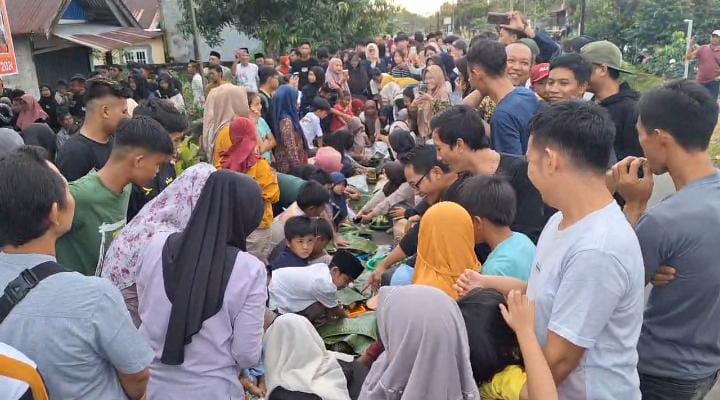 Peringati Tahun Baru Islam, Warga Desa Tebing Kanding Gelar Tradisi Takir Plontang