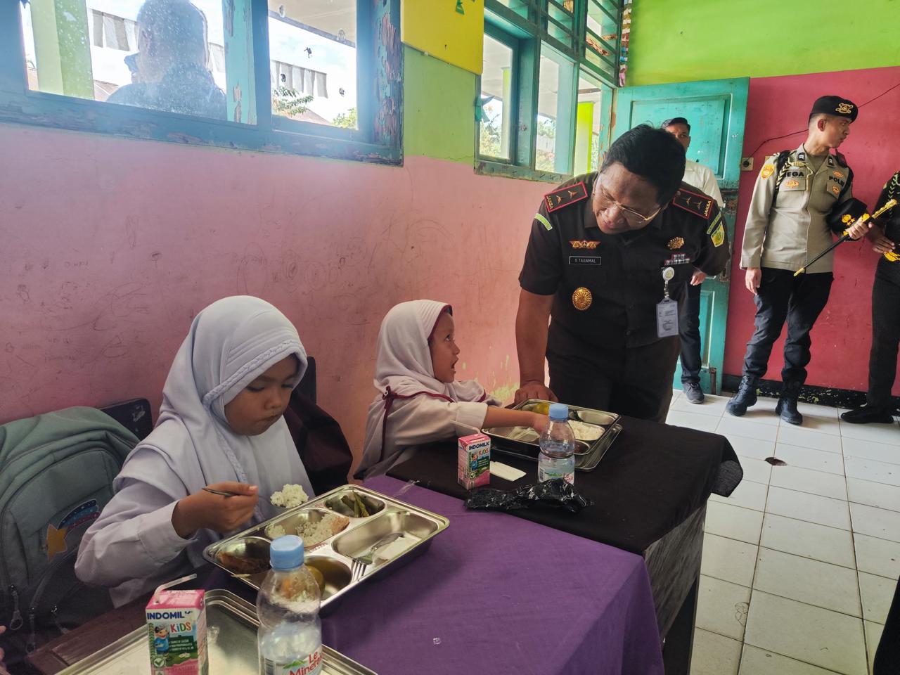 Kajati Bengkulu Hadiri Kegiatan Makan Siang Bergizi di SDN 89 Bengkulu