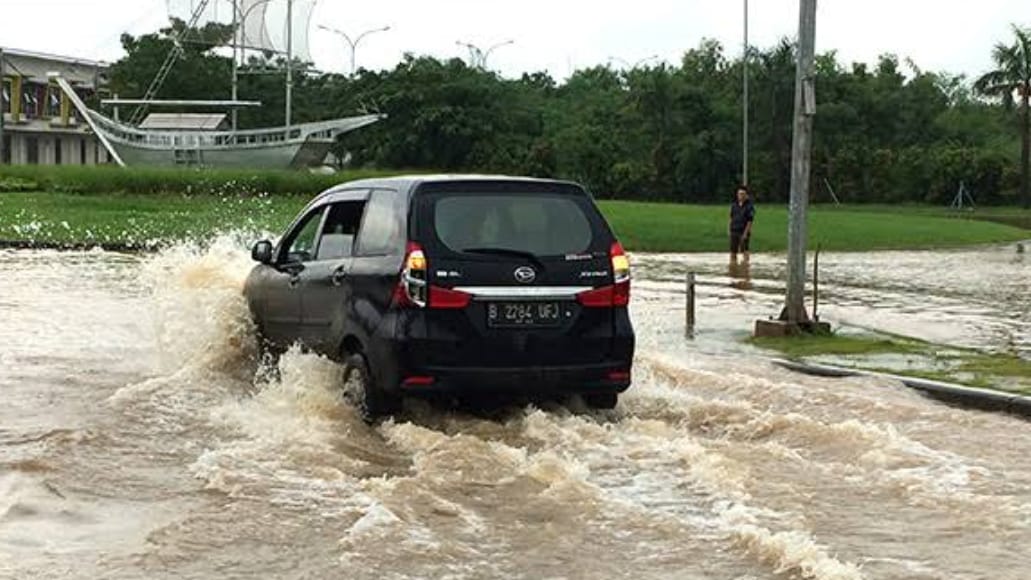 Hati-hati! Berikut Tips Aman Mengendarai Mobil Saat Banjir