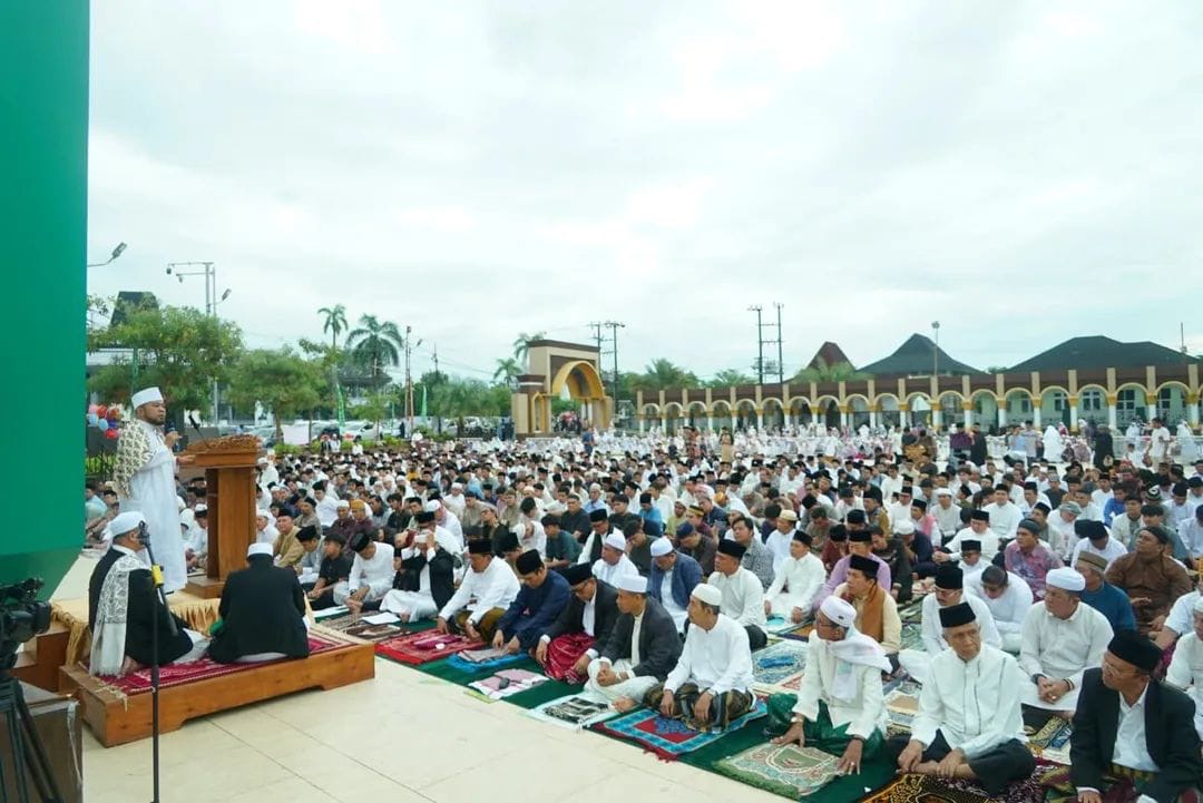 Salat Idul Adha Bersama Ribuan Masyarakat, Gubernur Helmi Hasan Sampaikan Pesan Ini