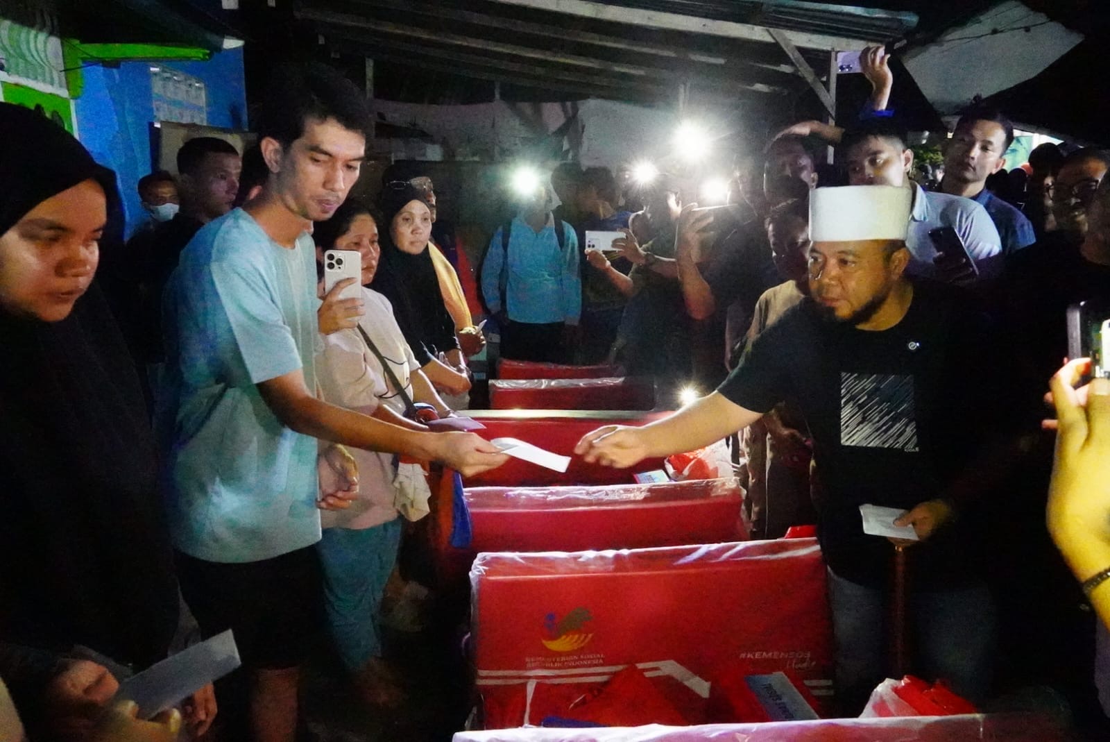 Gubernur Helmi Hasan Berikan Bantuan Warga Kebakaran, Perbaiki Rumah Hingga Kebutuhan Mendesak 