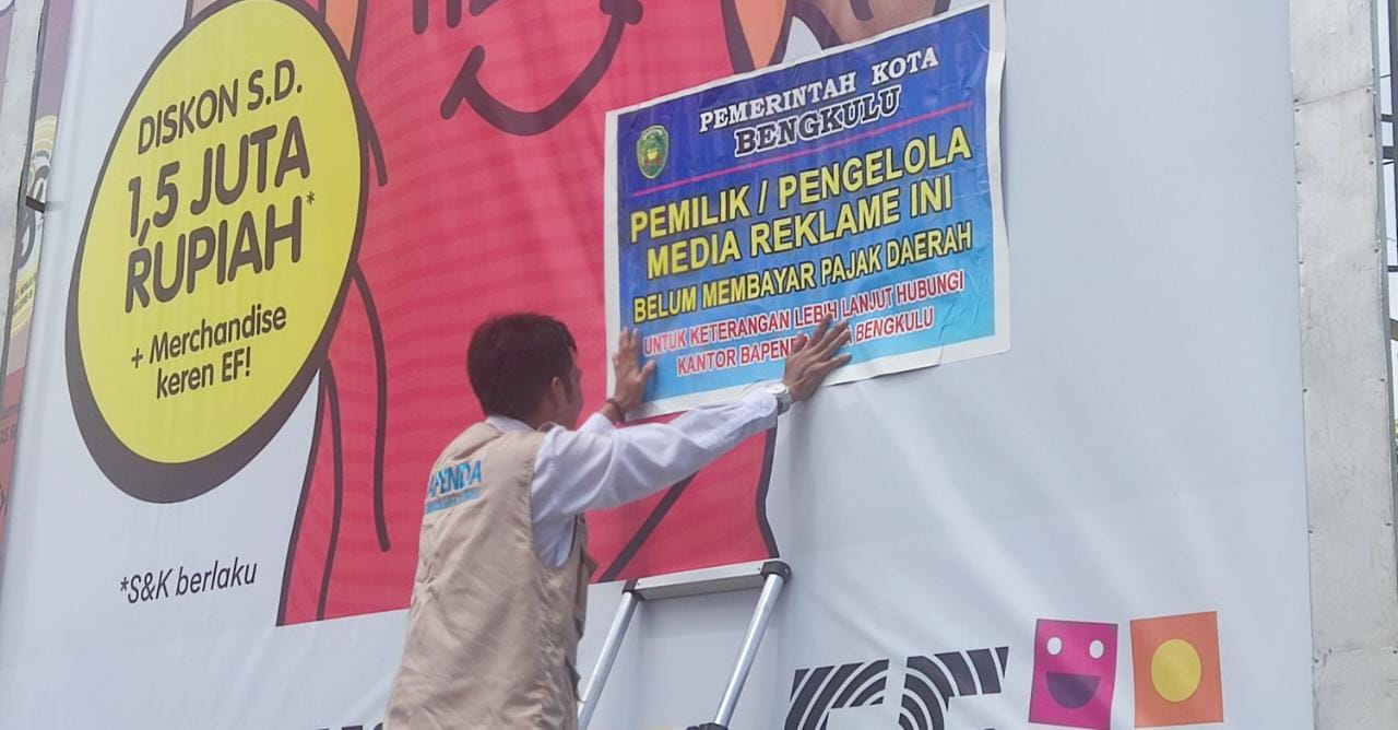 Bapenda Pasang Peringatan di Reklame 'Nakal'