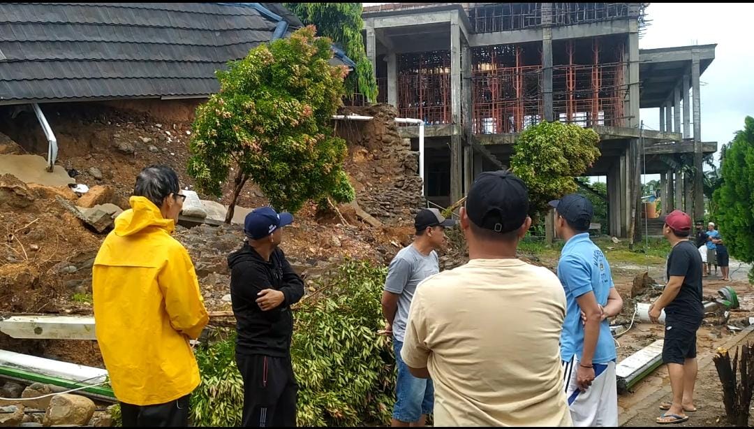 Hujan Deras, Bangunan Masjid Al - A'raf Amblas