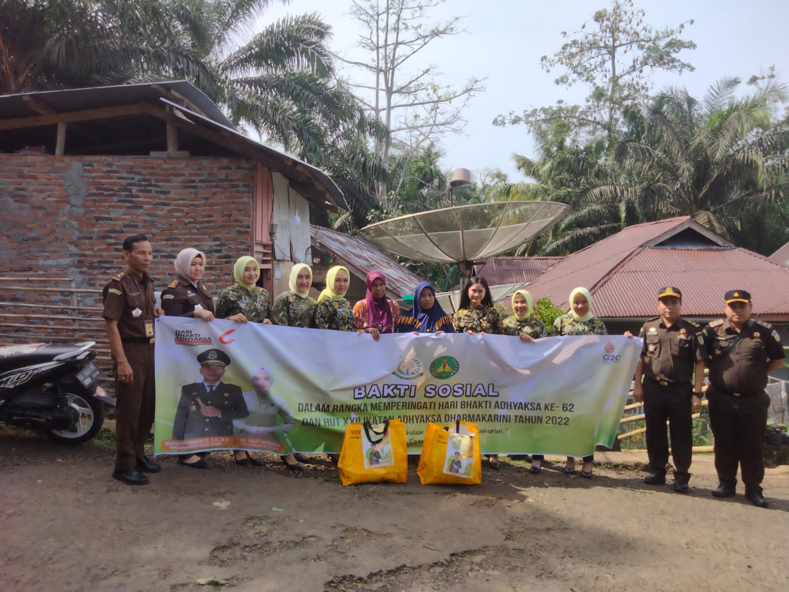 Ikatan Dharmakarini Kejari Seluma Bagikan Puluhan Paket Sembako