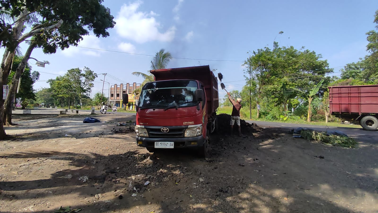 Truk Batu Bara Terguling di Bentiring, Muatannya Berceceran