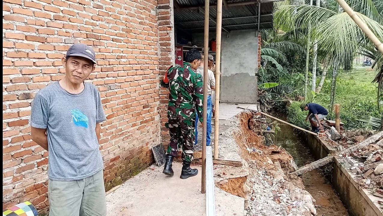 Tembok Belakang Rumah Warga Bumi Ayu Ambruk Setelah Hujan Deras