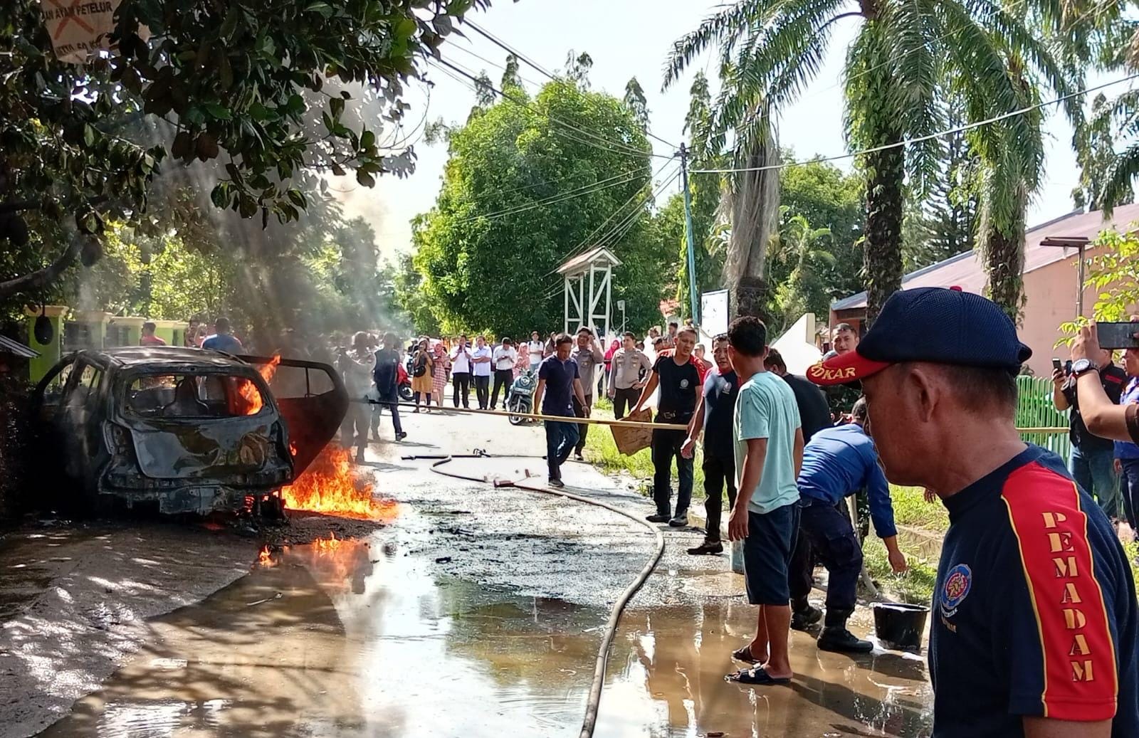 Nahas! Mobil Agya Hangus Terbakar Dekat Kantor KPU Bengkulu Selatan