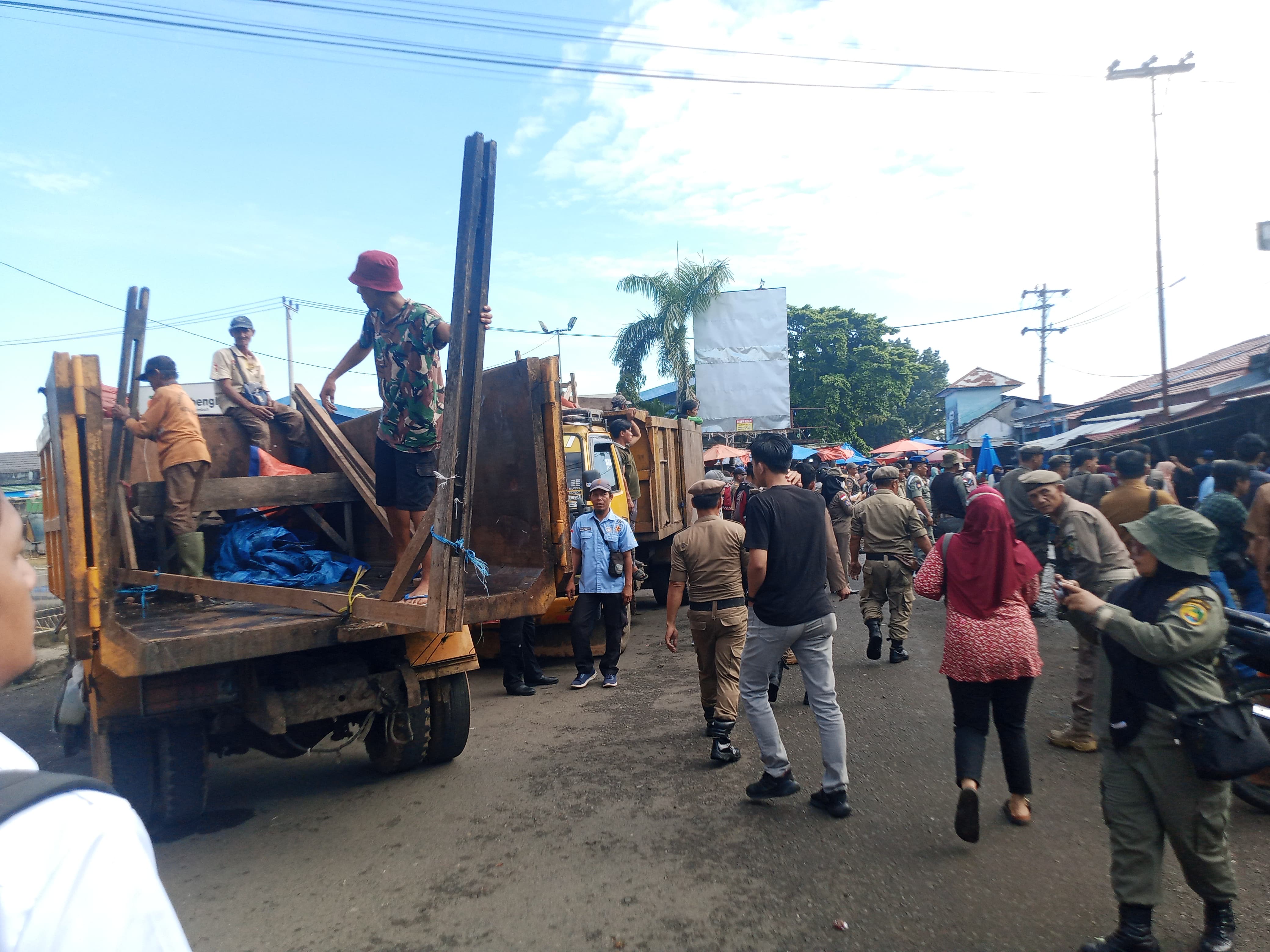 Pedagang yang Berjualan di Jalan KZ Abidin Kembali Ditertibkan Satpol PP