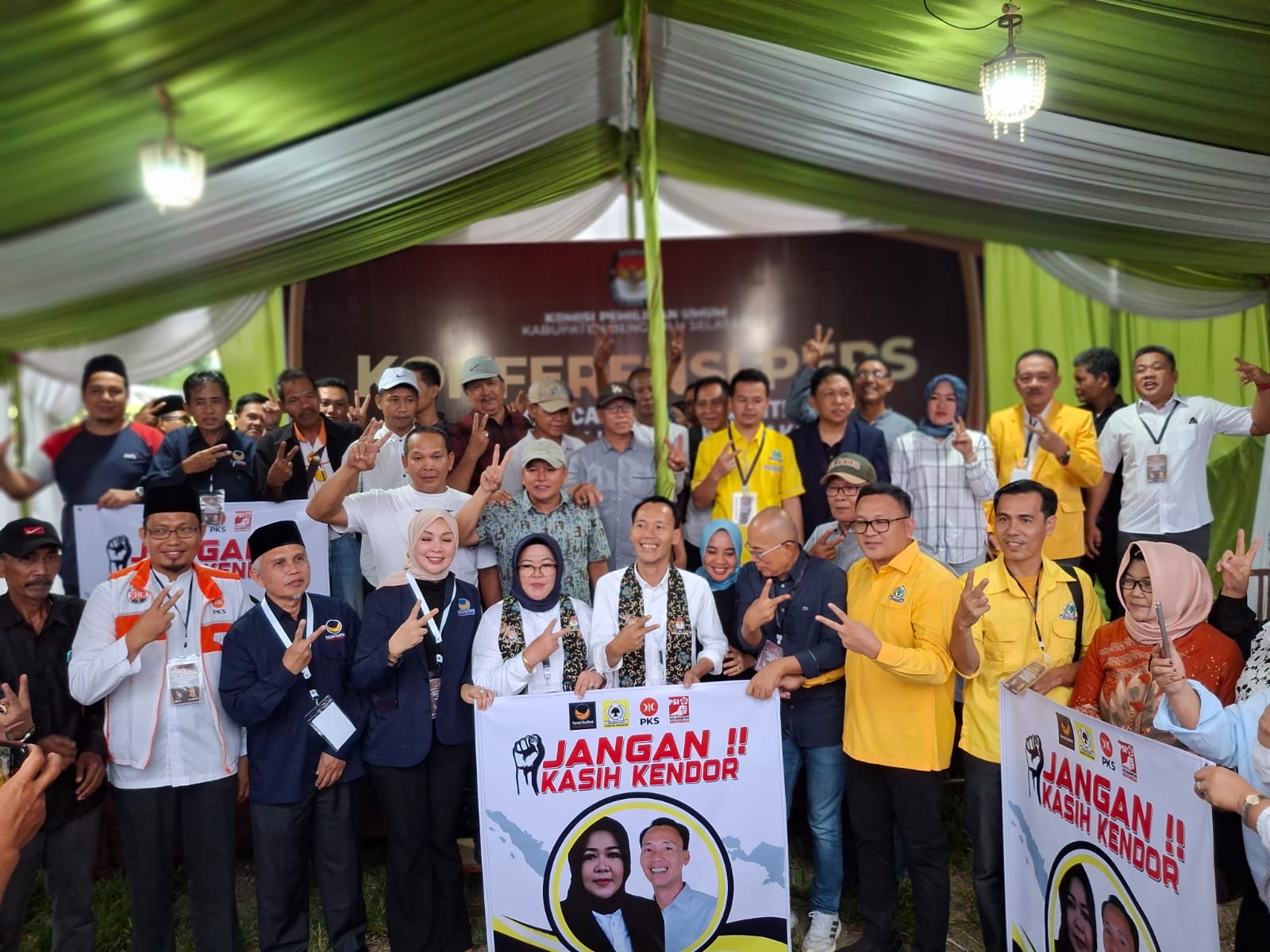 Diantar Gusnan Mulyadi dan 3 Parpol, Suryatati-Ii Sumirat Resmi Daftar ke KPU Bengkulu Selatan