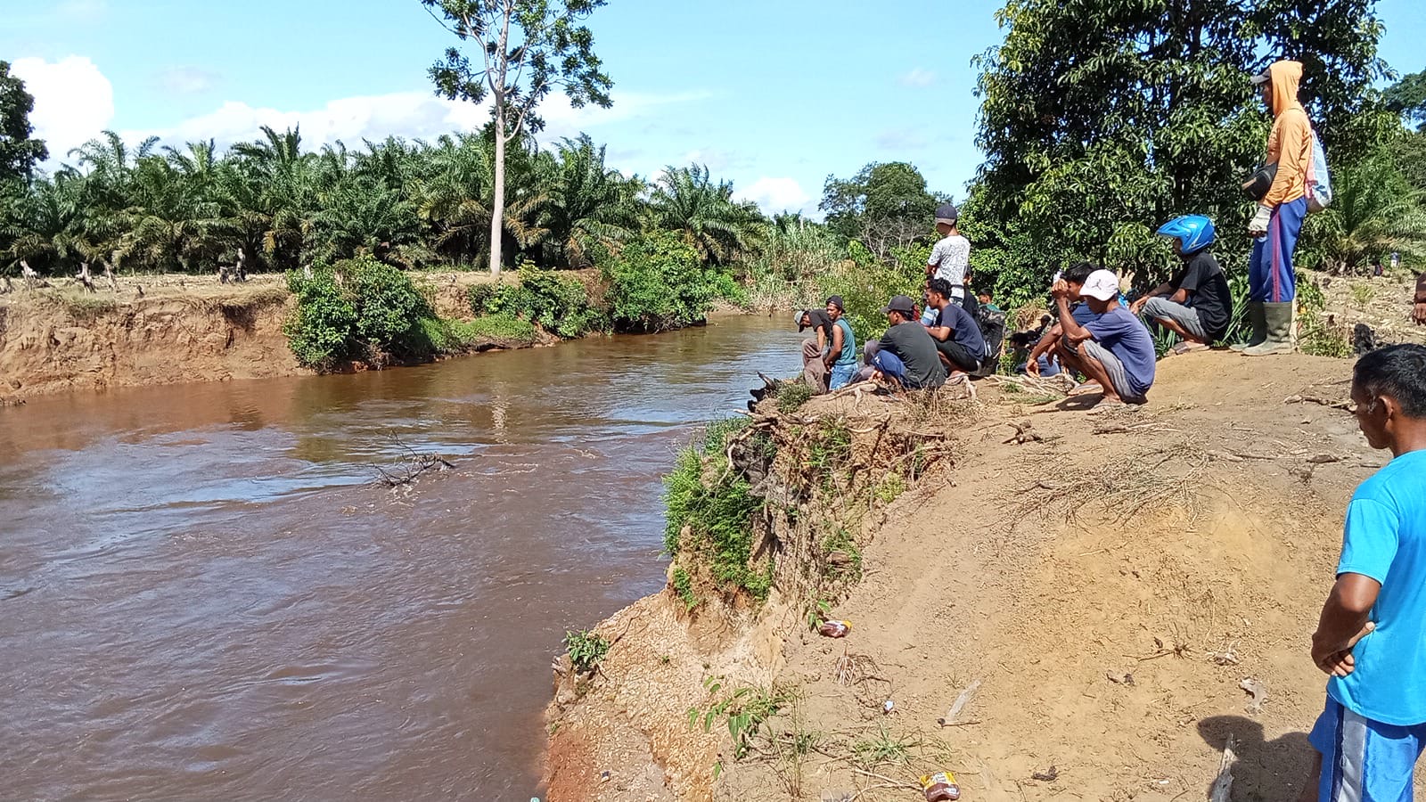 2 Warga Mukomuko Terseret Arus Sungai Lunang saat Langsir Sawit
