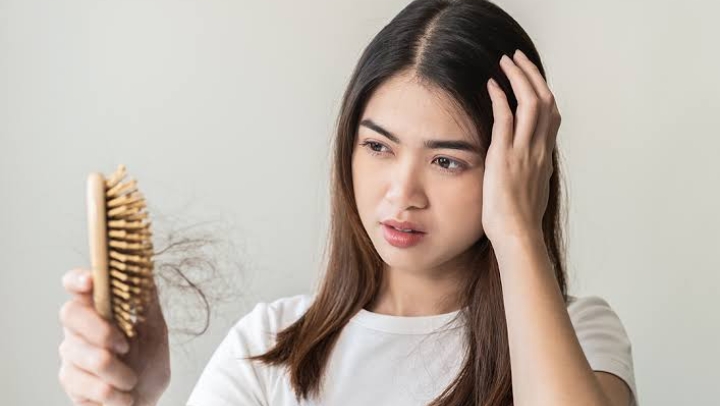 Sudah Tahu Belum? Ada 7 Penyebab Rambut Rontok yang Perlu Diwaspadai, Cek!