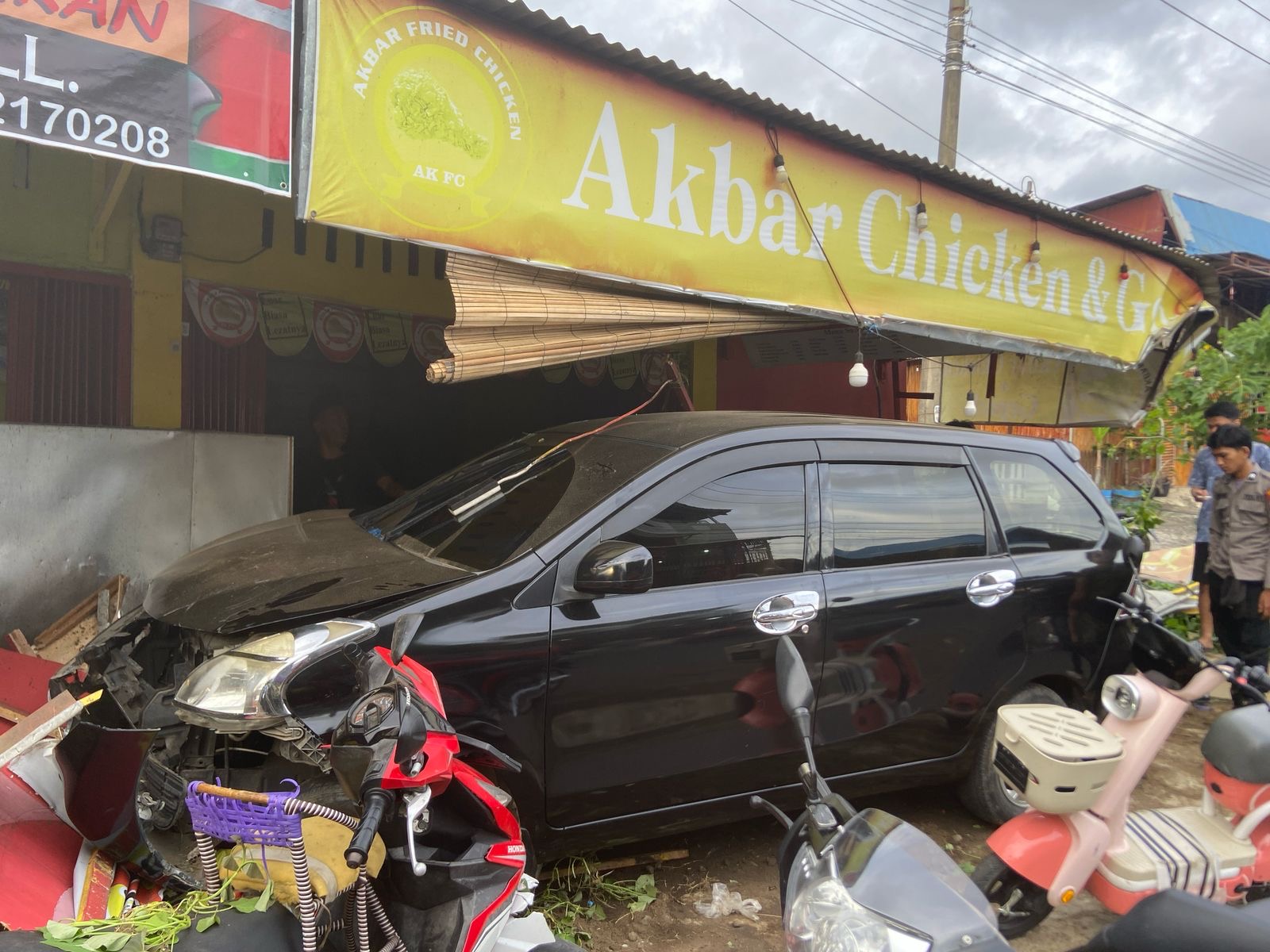 Avanza Hitam Seruduk Warung Ayam Geprek di Jalan Dempo Raya Tebeng Bengkulu 
