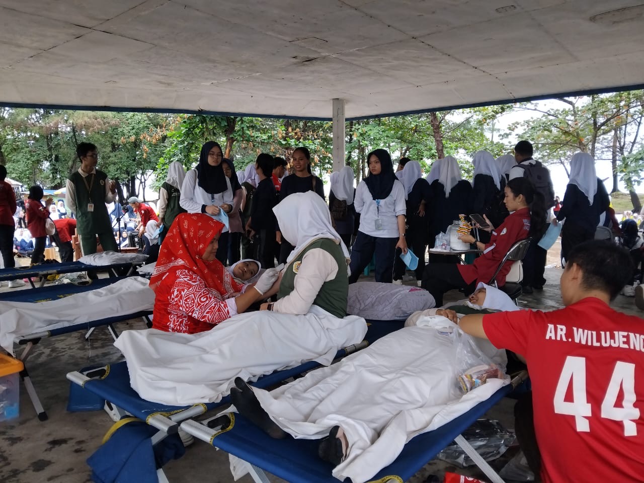 Mahasiswa Poltekkes Bengkulu Gelar Donor Darah dan Aksi Peduli Lingkungan di Pantai Panjang