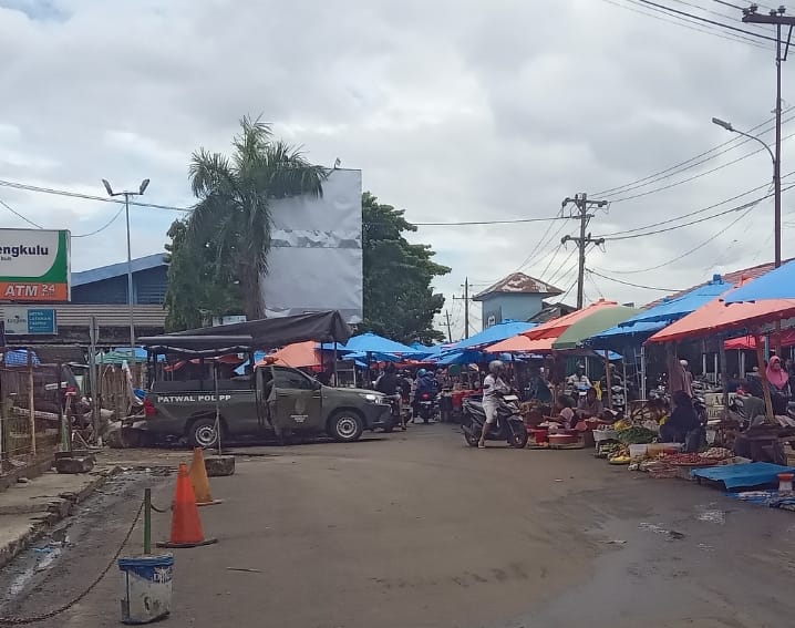 Ironi, PKL di Depan Mega Mall Bengkulu Terang-terangan Langgar Perda Meski Ada Satpol PP yang Berjaga
