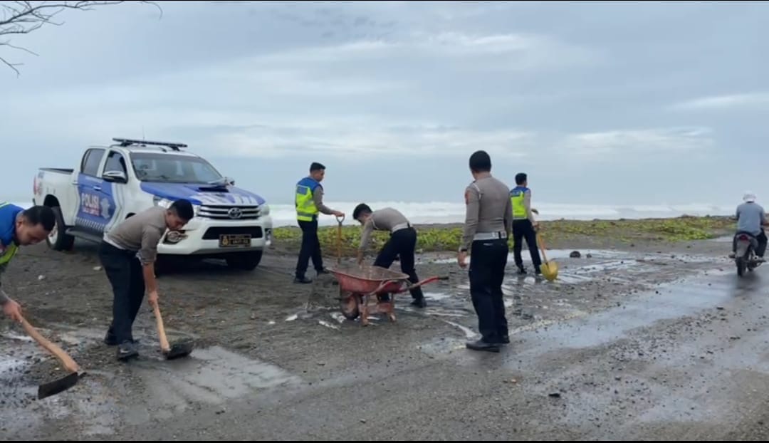 Jalan Lintas Bengkulu-Padang Dibersihkan dari Sampah dan Pasir usai Gelombang Pasang