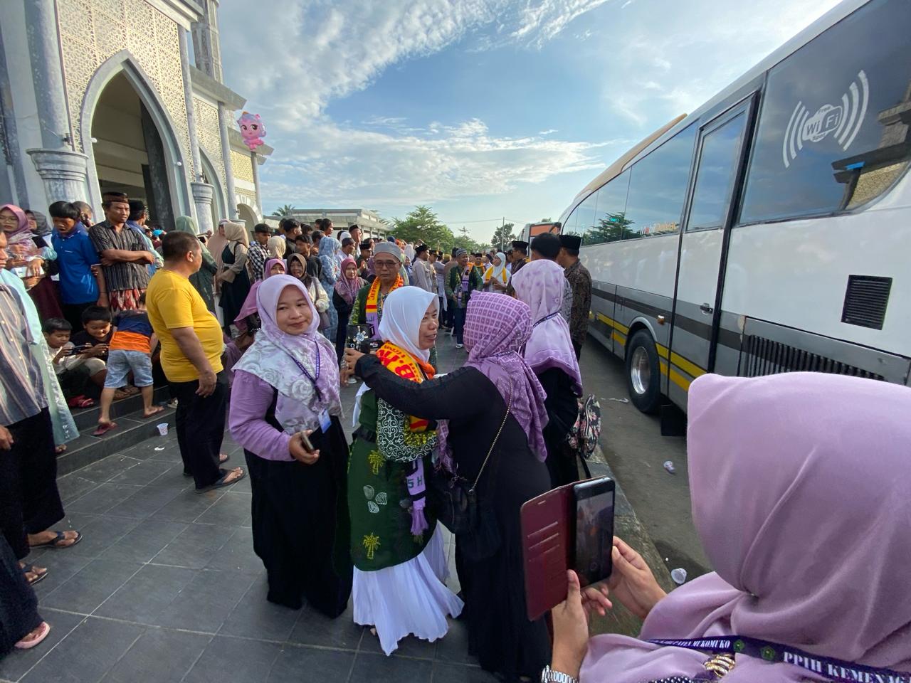 Penuh Haru, Keluarga Iringi Keberangkatan 178 Calon Jemaah Haji Asal Mukomuko ke Tanah Suci