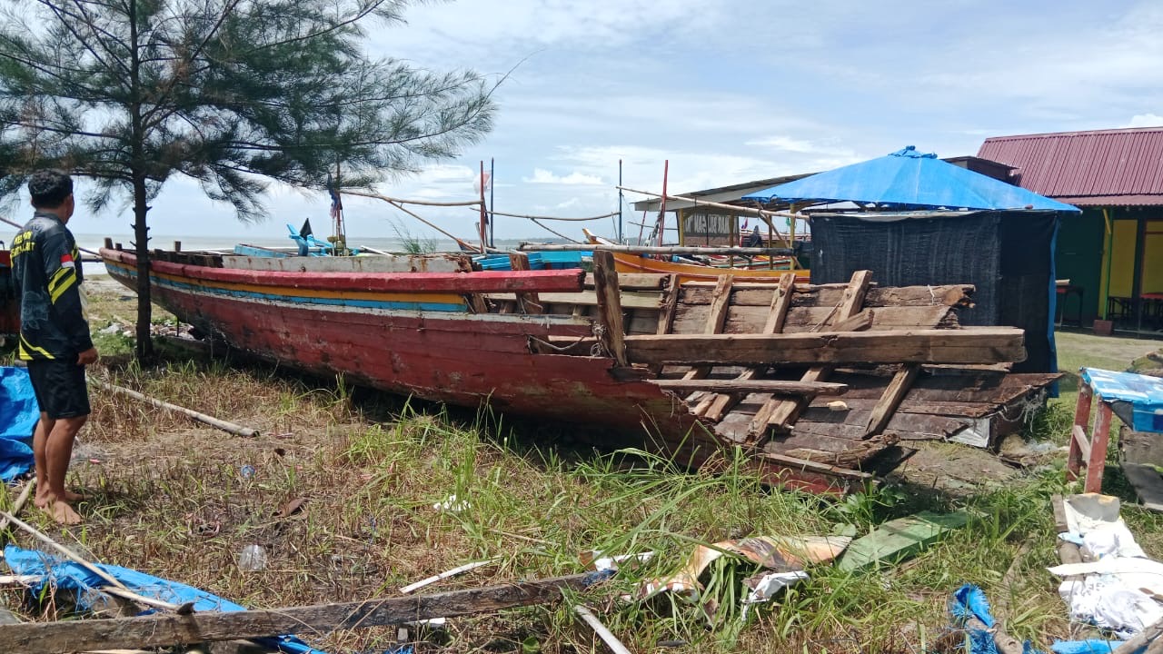 Dua Perahu Nelayan Pantai Malabero Karam Diterjang Gelombang Tinggi