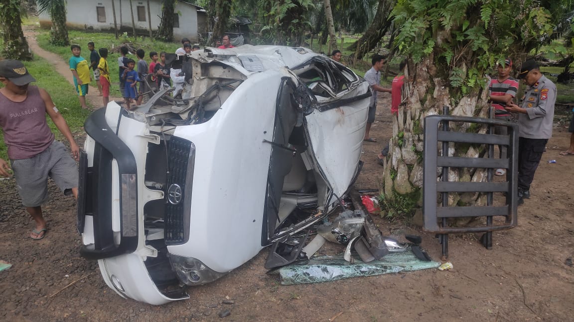 Toyota Rush Hilang Kendali, Warga Padang Betuah Tewas, 2 Orang Luka Berat