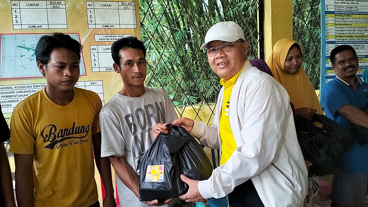 Gubernur Bengkulu Salurkan Bantuan kepada Korban Banjir di Kabupaten Seluma