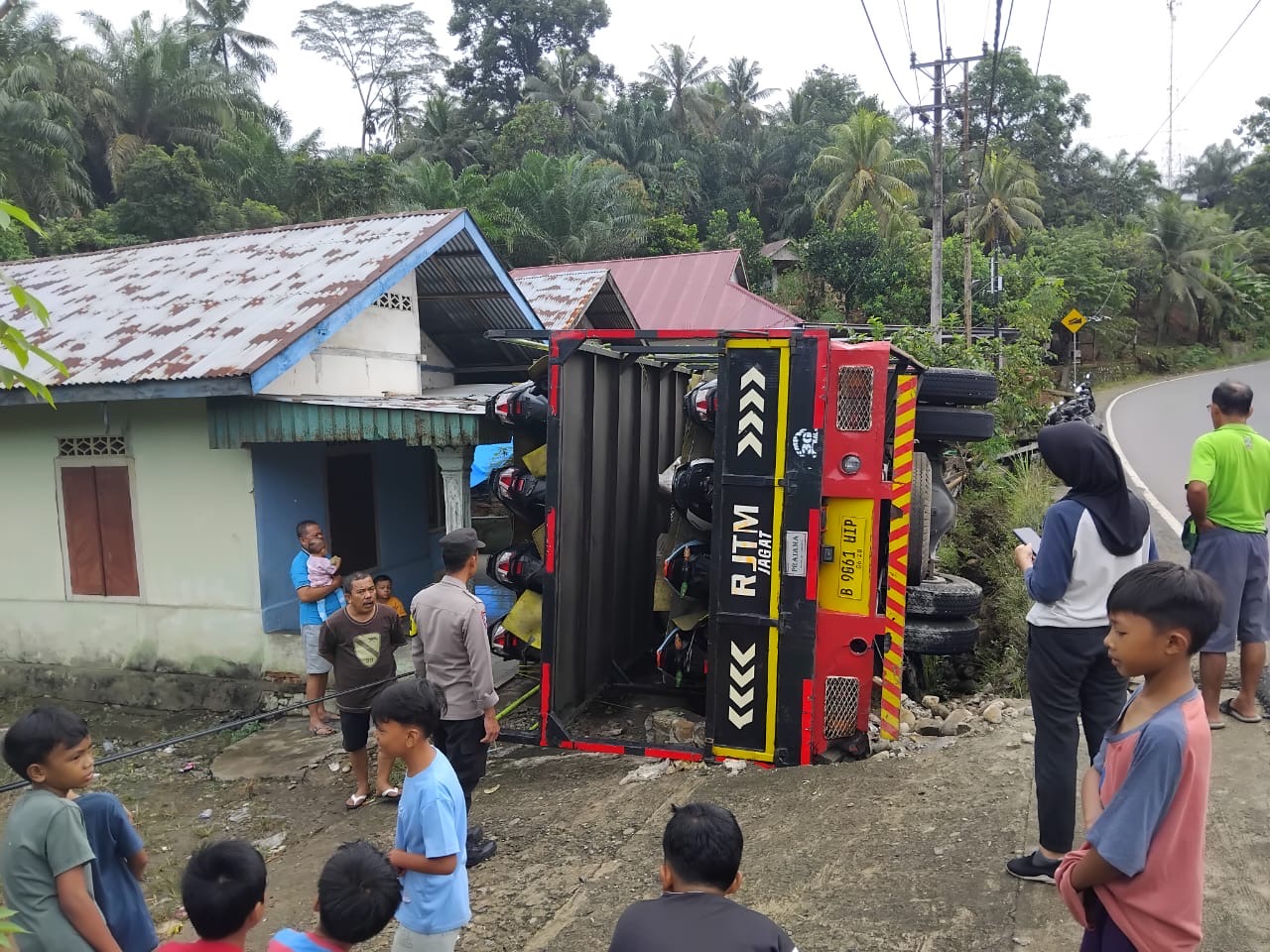 Sopir Diduga Mengantuk, Truk Bermuatan 40 Sepeda Motor Terperosok dan Tabrak Rumah Warga di Seluma