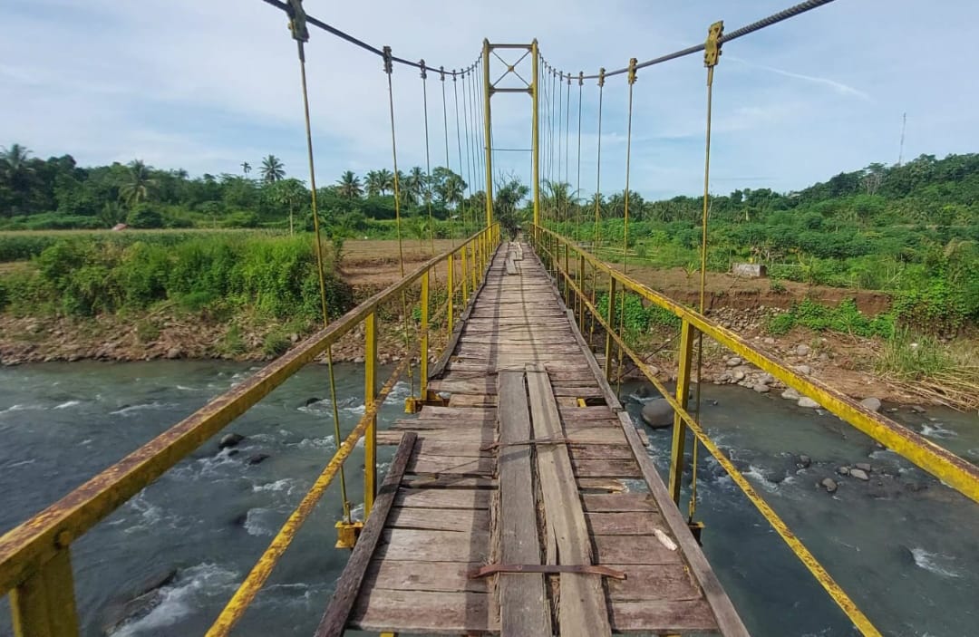 Jembatan Gantung di Kelurahan Taba Penanjung Rusak, Ancam Keselamatan Petani