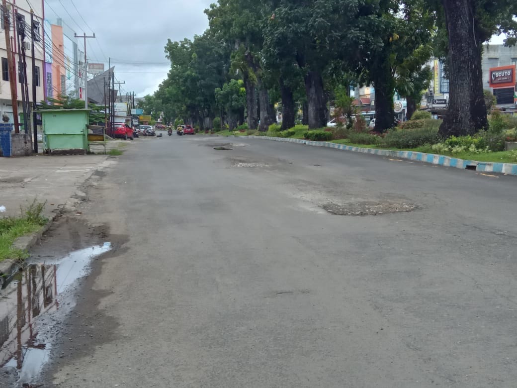 Jalan Jenderal Sudirman Alami Kerusakan Parah, Belum Tersentuh Perbaikan