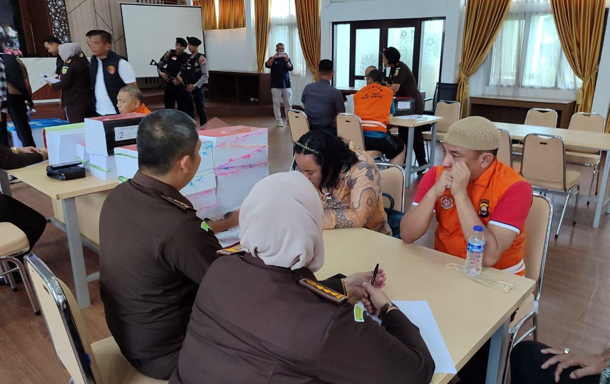 Polda Bengkulu Limpahkan 3 Tersangka Gratifikasi PDAM Tirta Hidayah ke Kejati