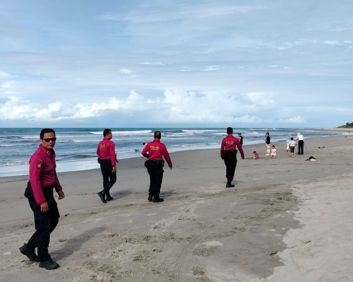Patroli di Pantai Panjang, Polisi Imbau Pengunjung Waspada dan Hindari Area Berbahaya