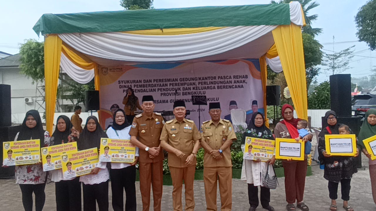 DP3APPKB Provinsi Bengkulu Serahkan Bantuan Sembako untuk Janda Fakir Miskin dan Keluarga Berisiko Stunting