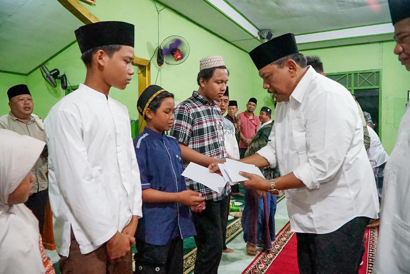 Wagub Bengkulu Santuni Anak Yatim di Enggano dan Bahas Rencana Pembangunan