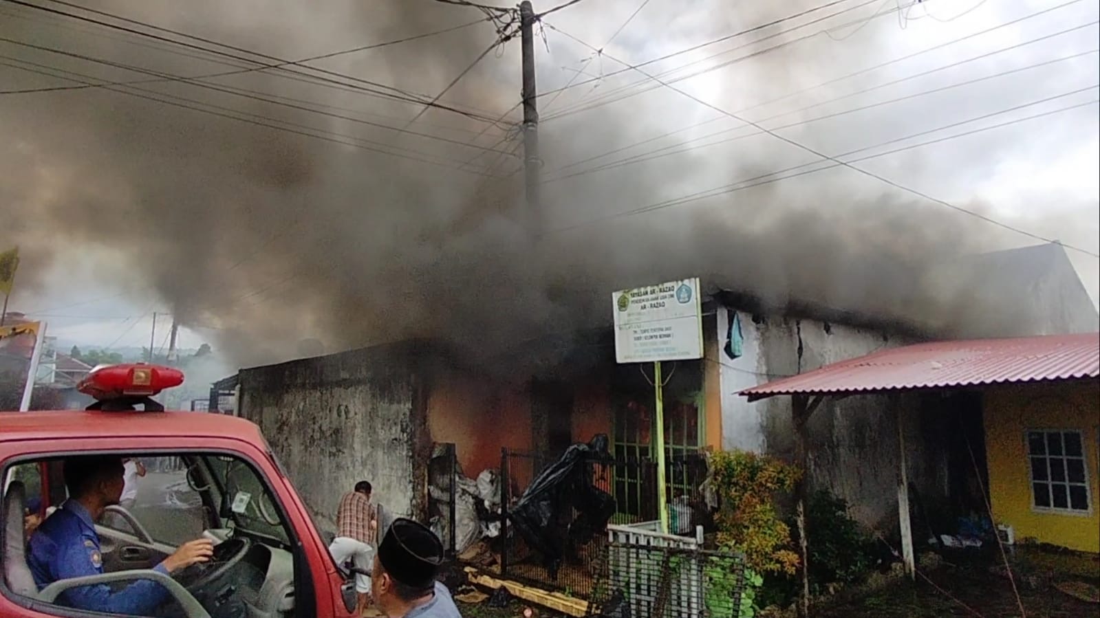 BREAKING NEWS: Kebakaran Hanguskan Rumah Sekaligus Warung di Kelurahan Pasar Sejantung