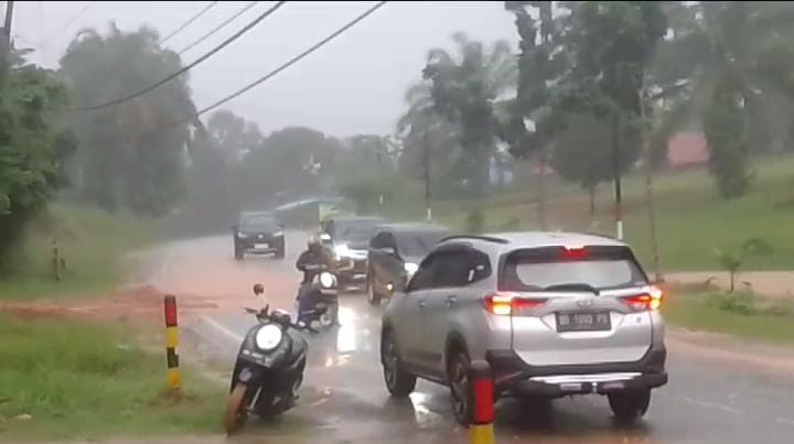 Hujan Deras, Ceceran Tanah Sebabkan Pengendara Motor Tergelincir di Jalinbar Seluma
