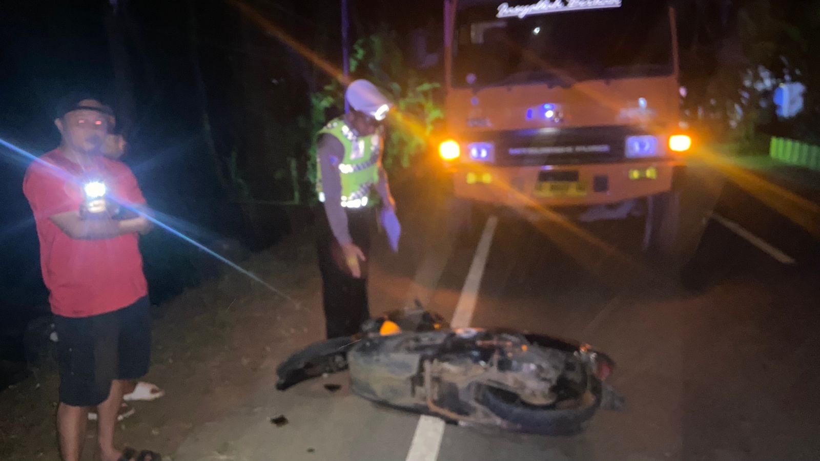 Nahas! Truk Fuso Seret Sepeda Motor 10 Meter di Jalan Lintas Bengkulu-Manna, Pengendara Tewas