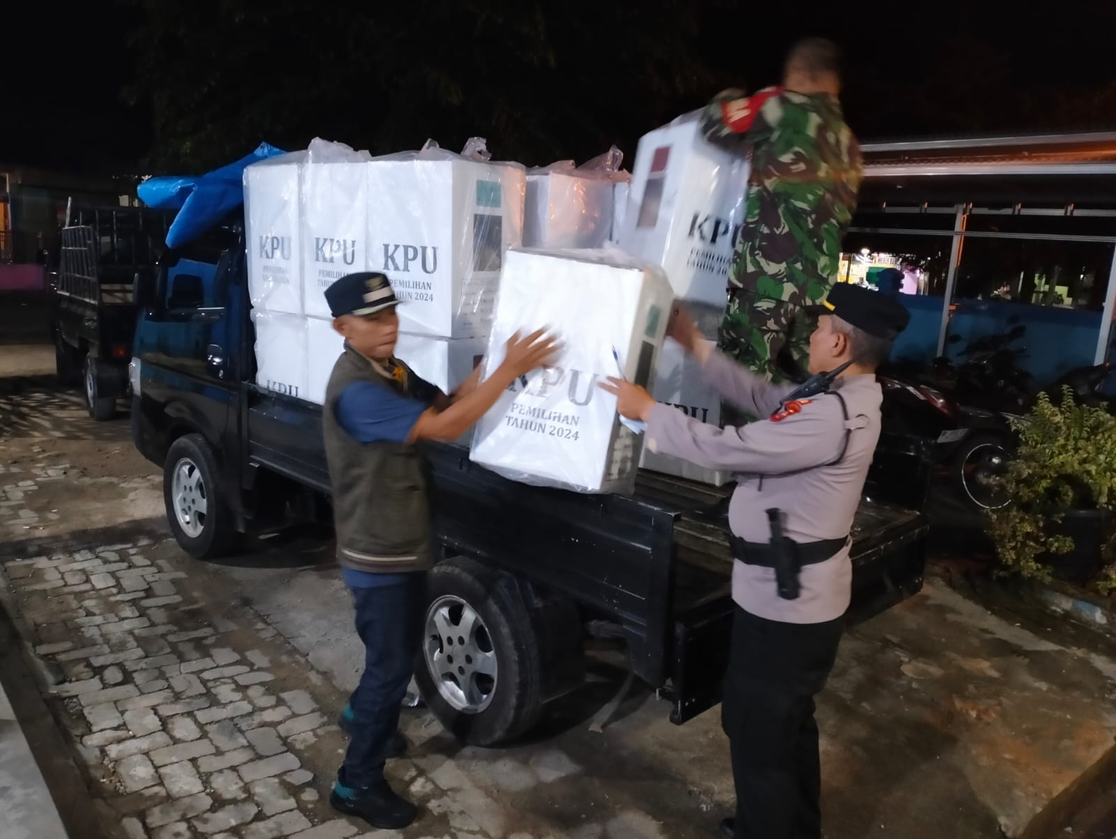 Personel TNI Polri Kawal Logistik Pilkada di Bengkulu dari TPS Menuju Kantor PPK