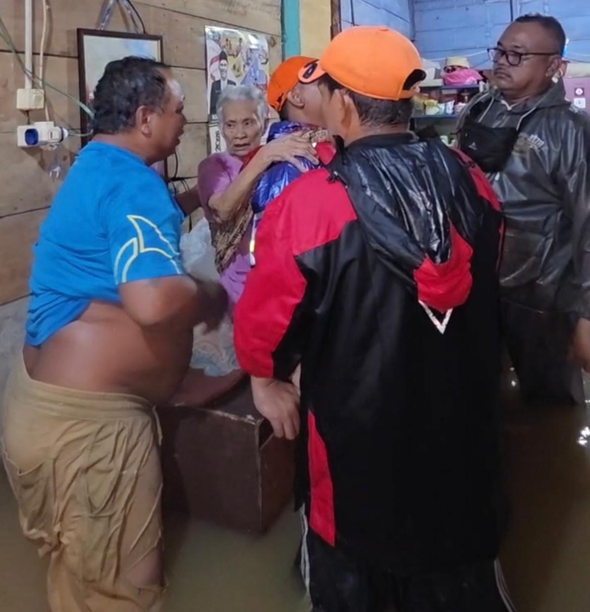 Kota Bengkulu Dikepung Banjir: Satpol PP Evakuasi Pasien Pasca-Amputasi dan Lansia di Titik Terparah