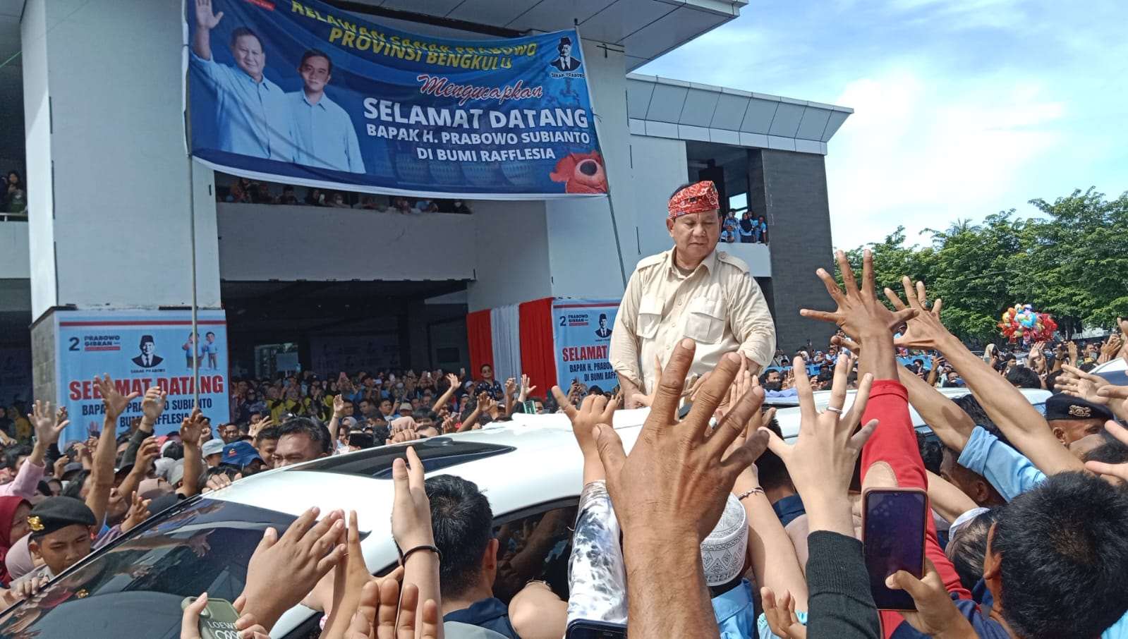 Usai Orasi Kebangsaan, Prabowo Bagi-bagi Baju untuk Pendukung Saat Meninggalkan Bengkulu