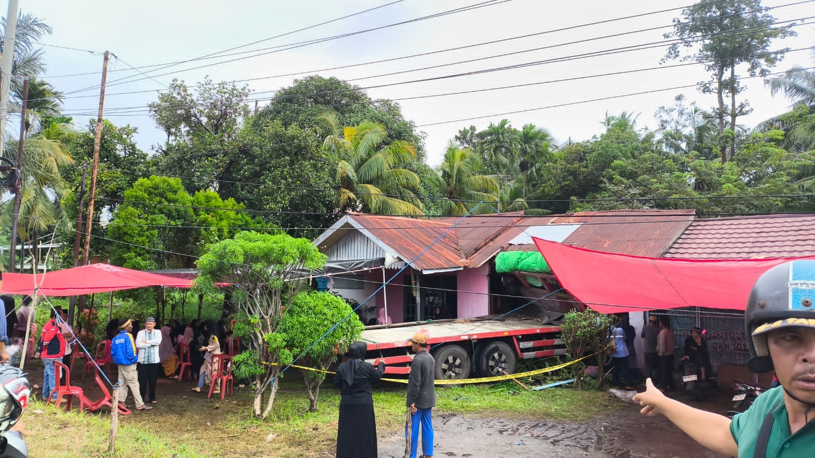 Mobil Fuso Tabrak Rumah di Kelurahan Muara Dua, Ibu Hamil 5 Bulan Meninggal Dunia