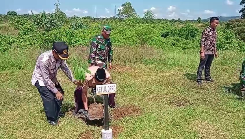 Hari Juang Kartika TNI AD ke-78, Kodim 0425/Seluma Gelar Bakti Sosial dan Penanaman Pohon