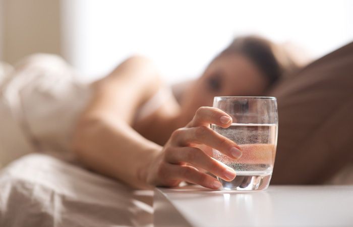Sebelum Tidur Biasakan Minum Air Putih, Dapatkan 4 Manfaat Ini untuk Tubuhmu