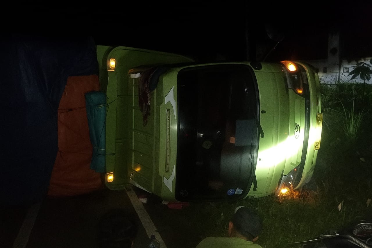 Melintasi Tanjakan, Truk Bermuatan Es Krim Terguling di Depan RSUD Tais