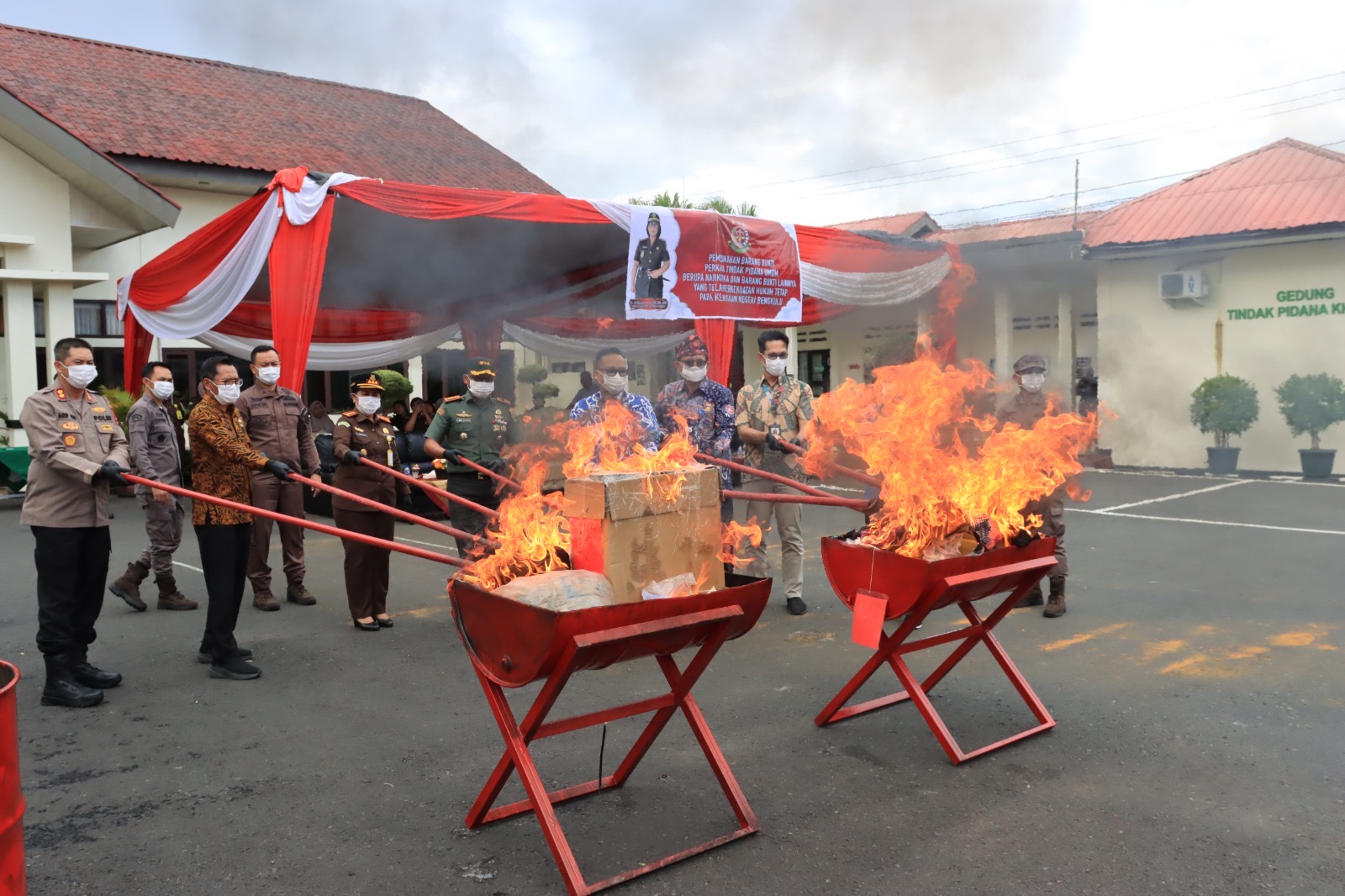 Kejari Bengkulu Musnahkan Barang Bukti Puluhan Kasus, dari 1 Kg Narkoba hingga Sajam